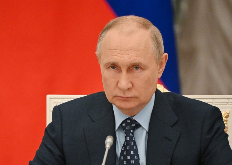 Putin nenajavljeno posjetio selo povezano s njegovom obitelji