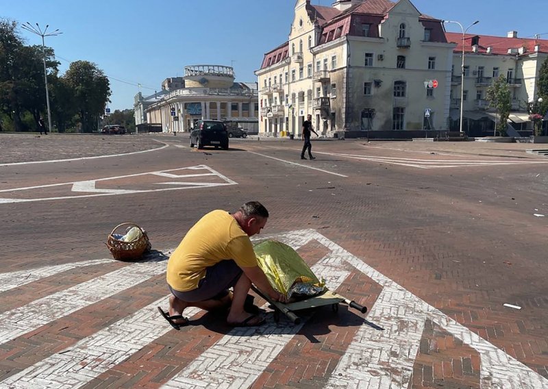 U raketiranju centra Černihiva stradala i djeca; Ukrajinci napali bazu u Rusiji