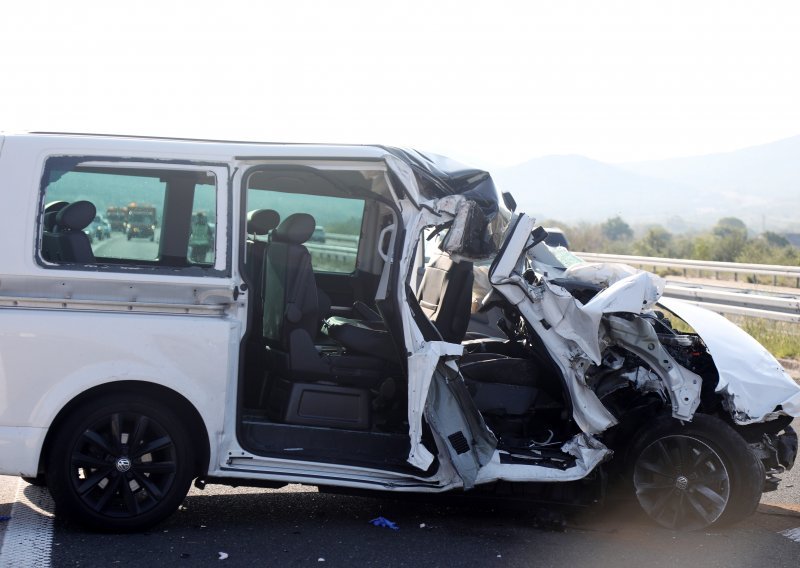 Šestero ozlijeđenih u sudaru kombija i kamiona na autocesti A1