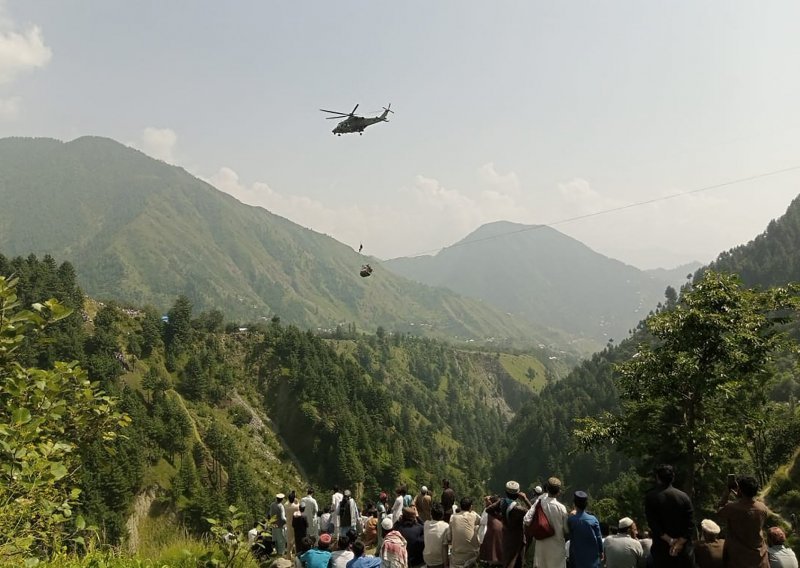 Akcija spašavanja djece i učitelja iz pakistanske žičare obustavljena jer je pala noć