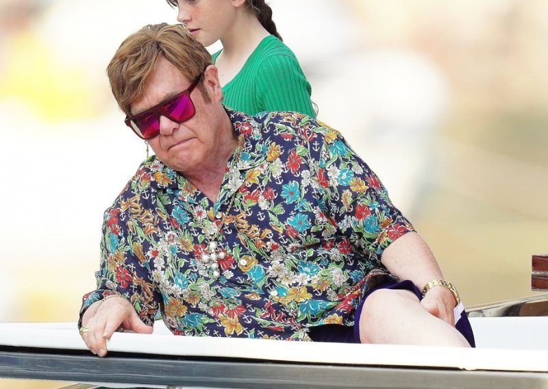 Morske radosti: Elton John u društvu supruga hvata boju i pokazuje zanimljiv ljetni stajling