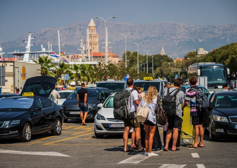 Pojačan promet na prilazima turističkim središtima i trajektnim lukama