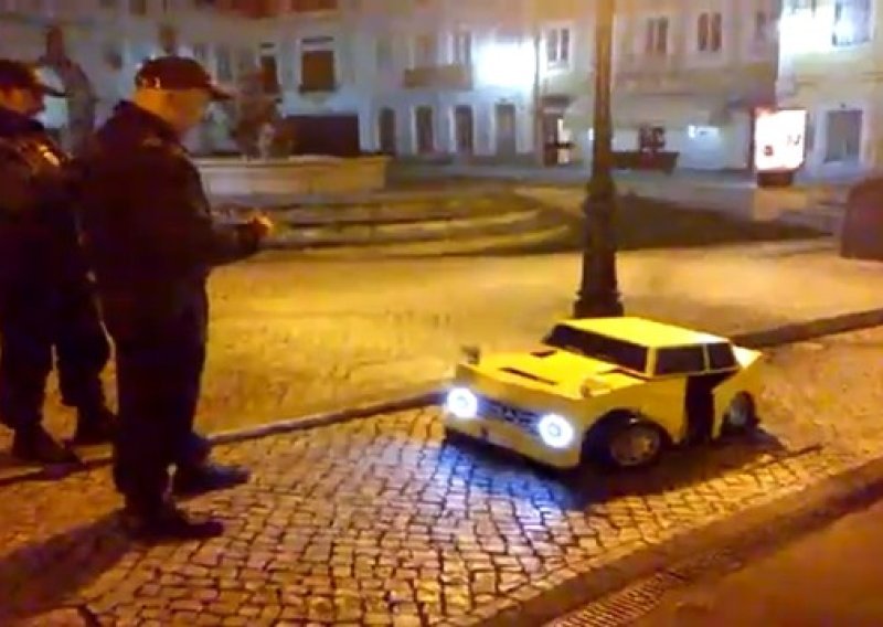 Policajci globili karnevalskog Transformera