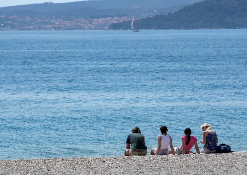 Zbog onečišćenja zabrana kupanja na zadarskoj plaži Marex