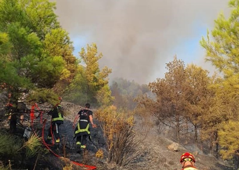 Planulo na Kornatima: Čovjek snimio jeziv prizor, dim suklja visoko iznad otočja