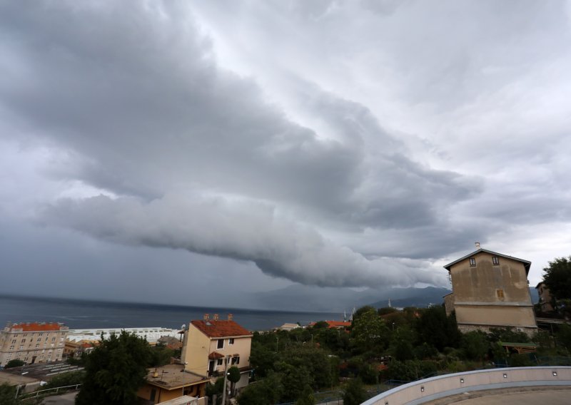 Narančasti alarm izdan za jednu regiju: Mogući olujni udari vjetra, tuča i poplave