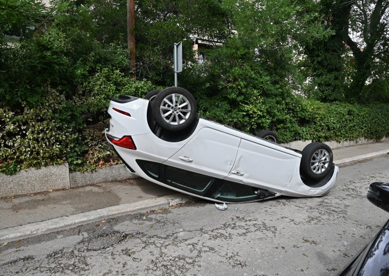 Automobil u Splitu završio na krovu, jedna osoba ozlijeđena