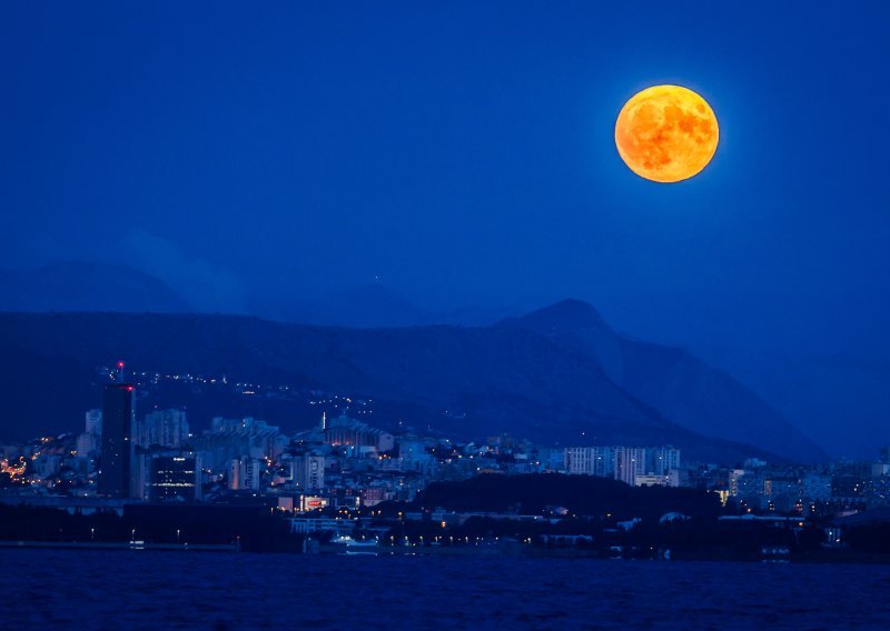 Plavi supermjesec obasjao je nebo iznad Splita