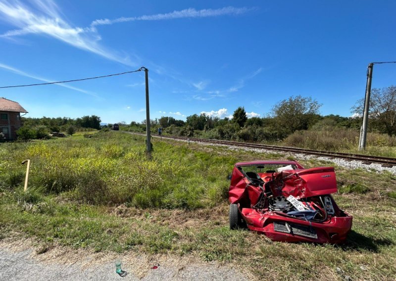 Vozačica se nije zaustavila ispred pruge, na nju i suputnicu naletio vlak