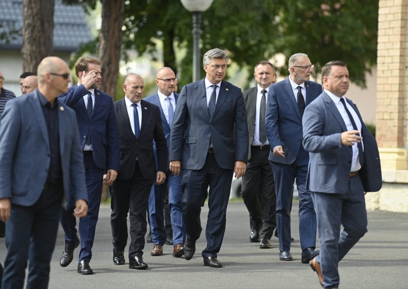 Cijeli državni vrh na sprovodu Antuna Tusa, pogledajte tko je još došao