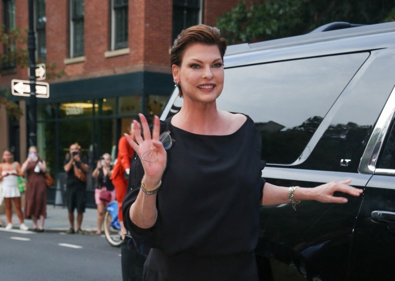 Chic komplet za stajling bez greške: Linda Evangelista plijenila elegancijom u crnom