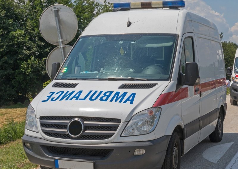 Devetogodišnjaka ispred škole natjerali da pojede bombon pun droge