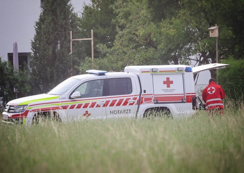 Strava u Austriji: Školski autobus pao s mosta, pet osoba ozlijeđeno