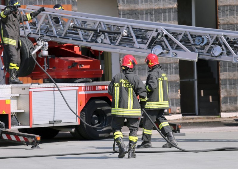 Hrvatski i talijanski vatrogasni K9 timovi s potražnim psima održali vježbu u Puli