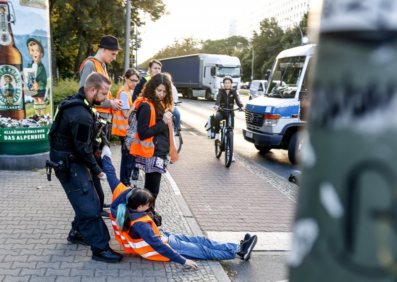 Ekološki aktivisti nastavljaju s prometnim blokadama u Berlinu