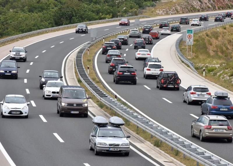 Zbog olujne bure samo osobna vozila između Sv. Roka i Posedarja na A1