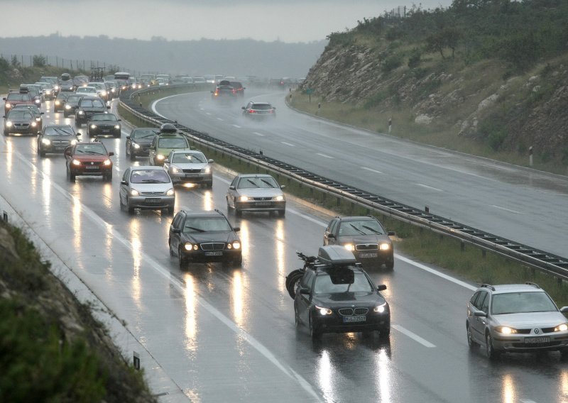 Olujni vjetar zatvorio A1, kilometarske kolone u smjeru Zagreba