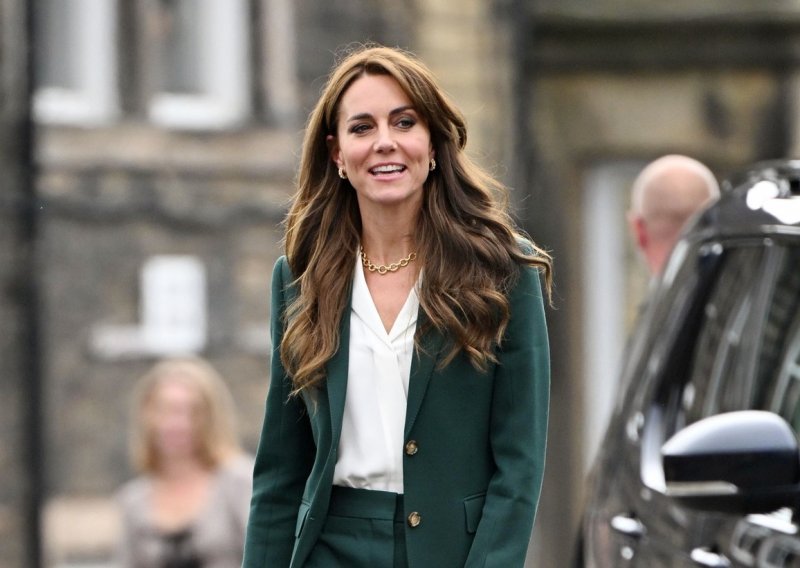 Kate Middleton oduševila je izborom odijela, ali ono što doista privlači pažnju je ogrlica