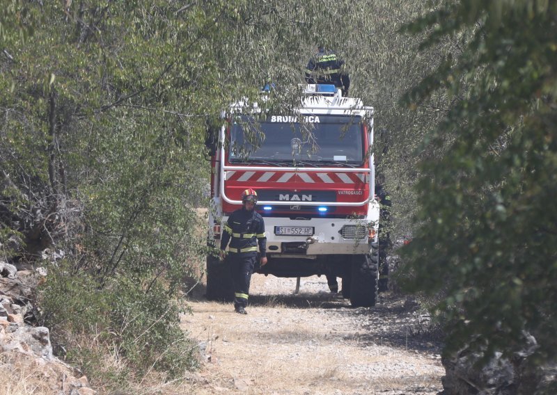 Požar u Sitnu Donjem lokaliziran, sudjelovala dva kanadera