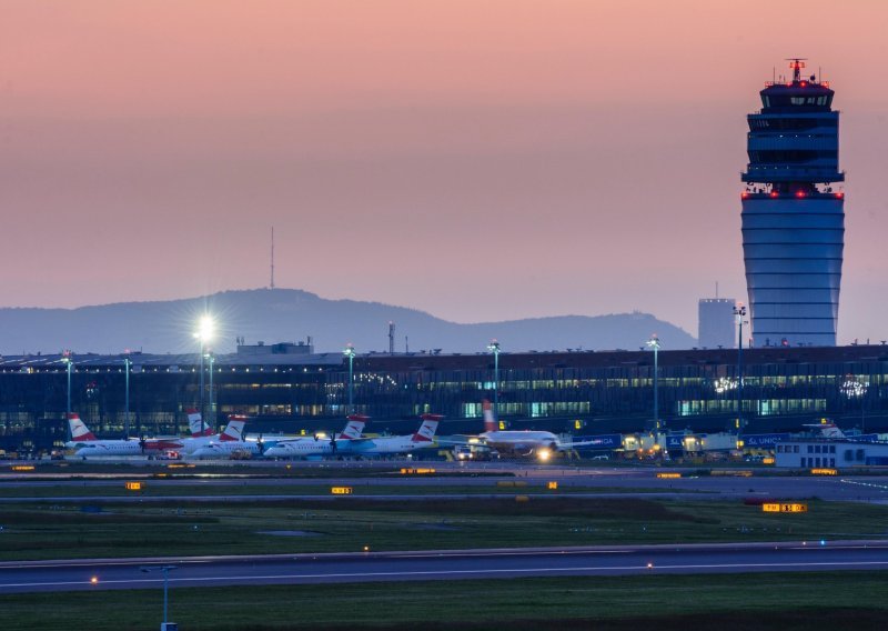 Avion sa skupinom Hrvata iz Izraela sletio u Beč