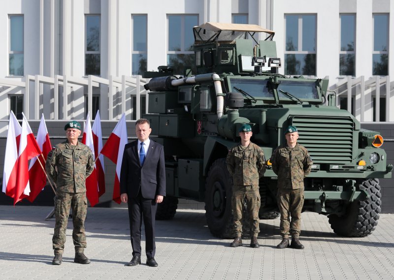 Glavni poljski vojni zapovjednici odstupili pet dana uoči izbora