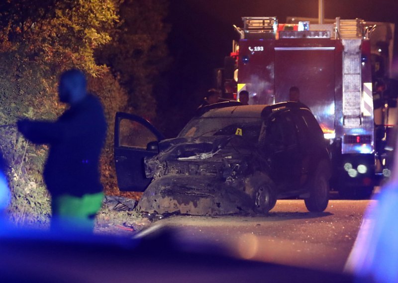 Dvoje poginulih u sudaru dva automobila i kombija u Prugovu