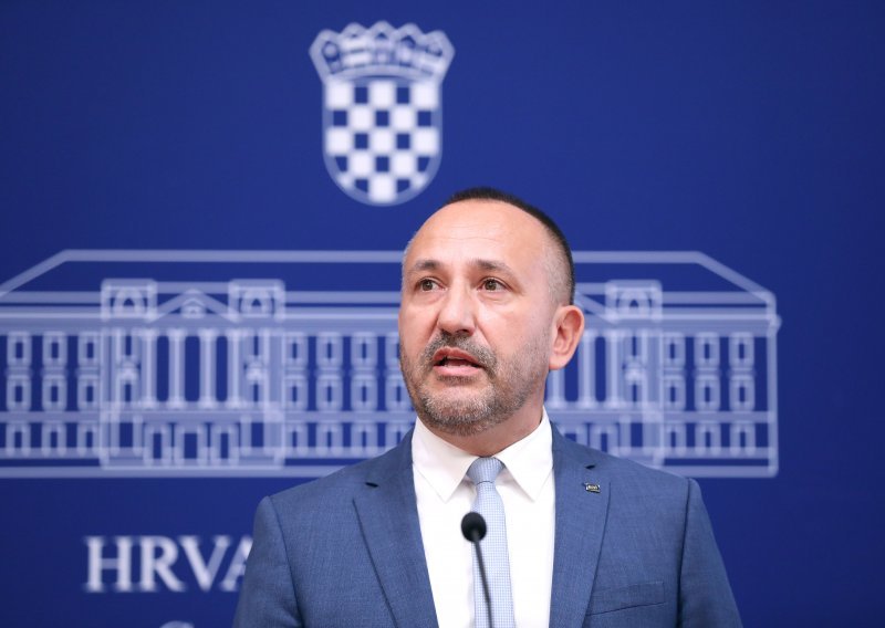 Zekanović: Nismo ugroženi ilegalnim migracijama nego odustajanjem od rađanja