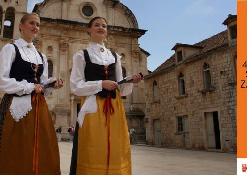 Bikiniji na Zrću, narodne nošnje u Zagrebu