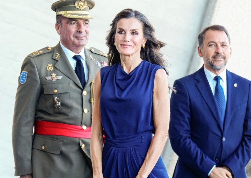 Bez žrtvovanja udobnosti: Kraljica Letizia hit cipelama istaknula chic komplet