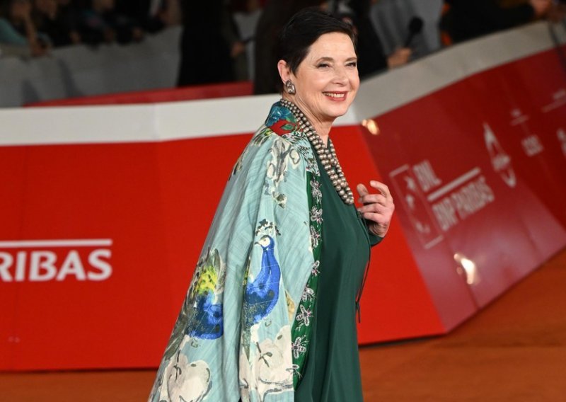 Udobnost je na cijeni: Isabella Rossellini prošetala crvenim tepihom u balerinkama