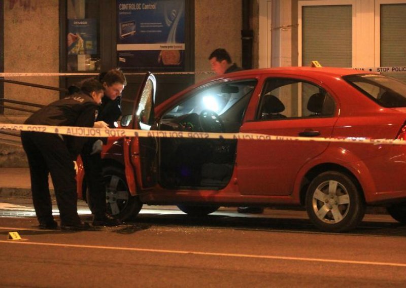 Vozač ubojice naglo prikočio, policija se zabila u njega