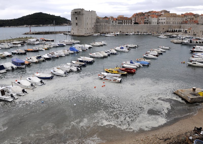 Dubrovnik: Grad žmigavac – pali se, gasi se