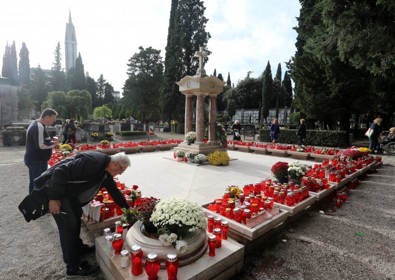 Riječani obilježavaju blagdan Svih svetih, posjećuju grobove najmilijih