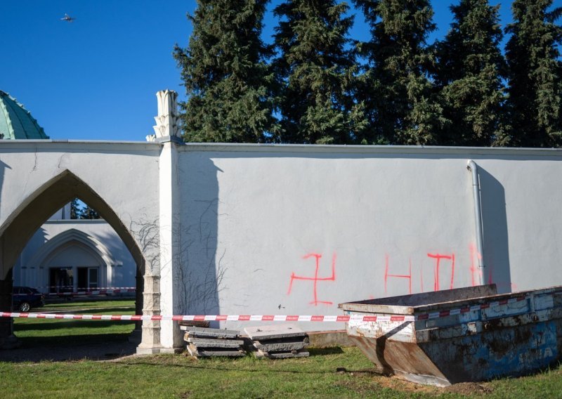 Zapaljen židovski dio bečkog groblja, iscrtani kukasti križevi