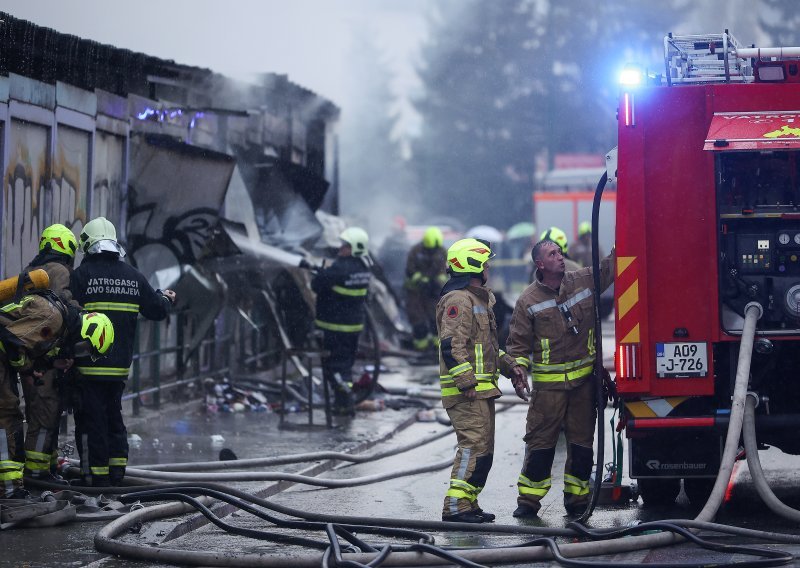 Požar zahvatio tržnicu u Sarajevu, vatru gase i građani