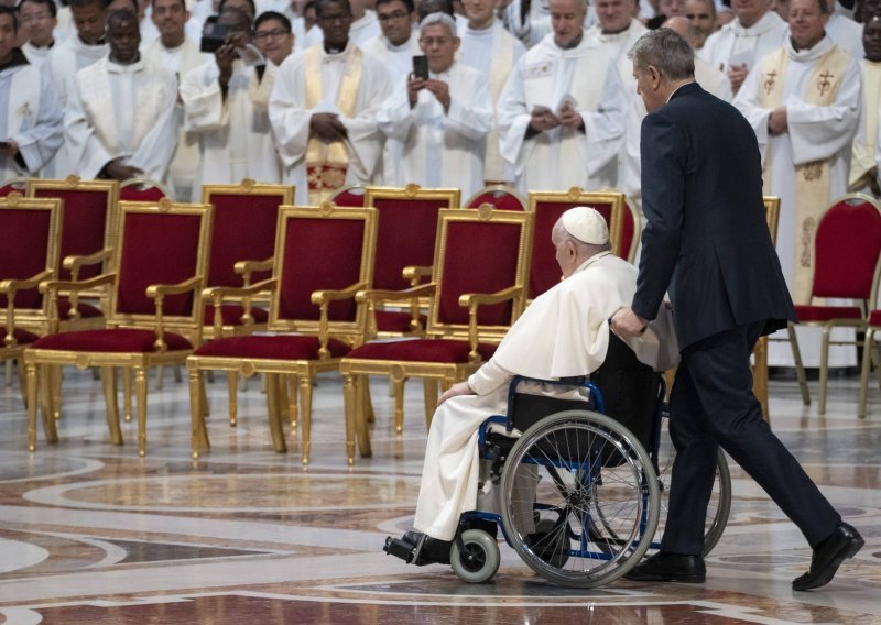 Papa preskočio govor za europske rabine jer se ne osjeća dobro