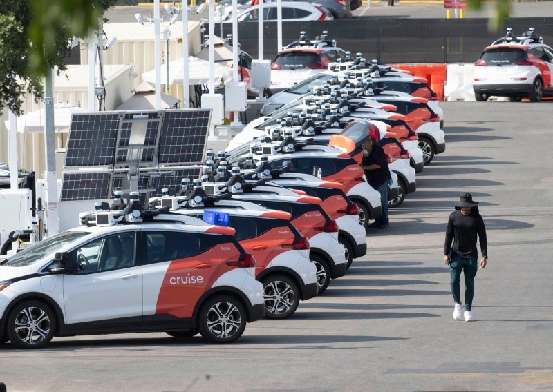 Robotaksijima u SAD-u treba ljudska pomoć svakih šest kilometara?