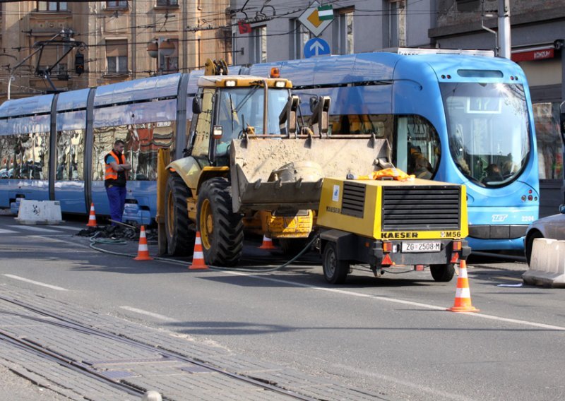 Puknula cijev u Savskoj, prometna gužva prema gradu