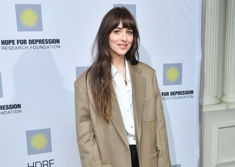 Dakota Johnson modno zablistala: Klasični komadi i hit torba za stajling bez greške