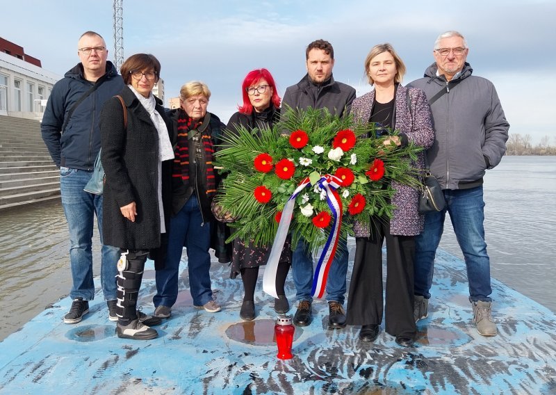 Sandra Benčić učinila ono što Pupovac nije smio: Bacila vijenac u Dunav