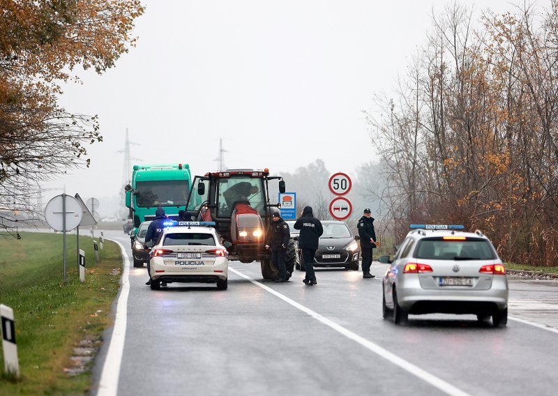 Nezadovoljni seljaci istjerali traktore na ceste prema graničnim prijelazima