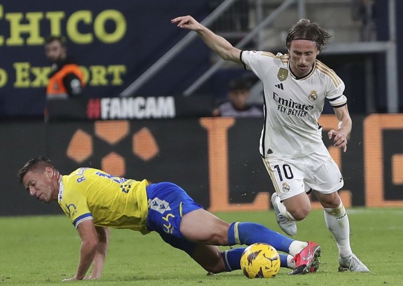 Luka Modrić srušio rekord i asistirao u pobjedi Reala pa izašao zbog ozljede