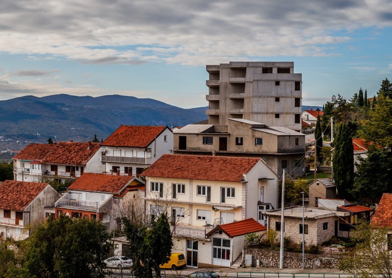 Betonska grdosija iznad Imotskog; gradonačelnik tvrdi: 'Negdje se moralo pogriješiti'