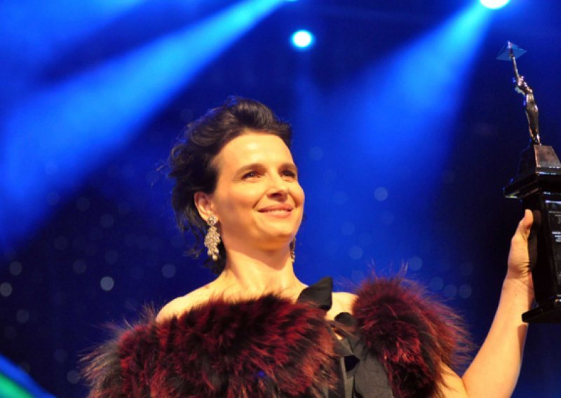 Juliette Binoche s Pattinsonom u filmu