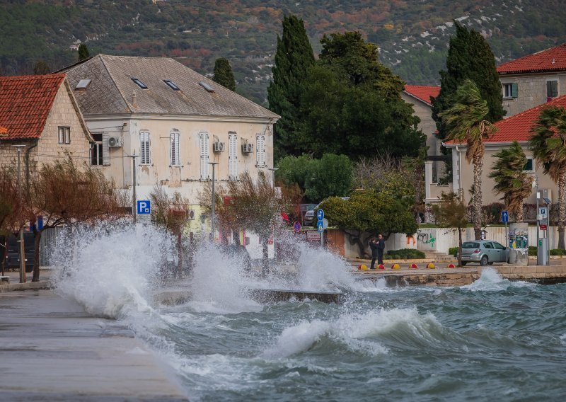 Obala pod metoalarmom zbog juga, pogledajte kako to izgleda u Kaštel Starom