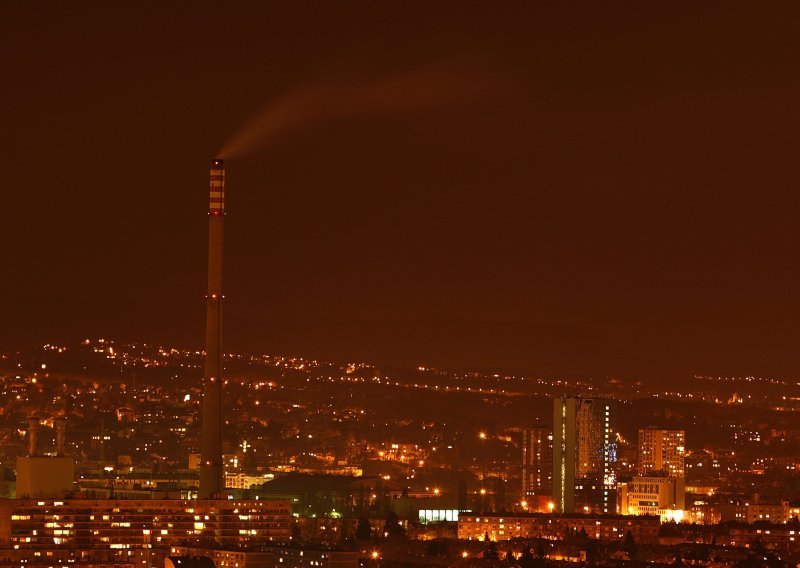 Munja udarila u vrh toplane na Trešnjevci: Odmah buknuo požar!