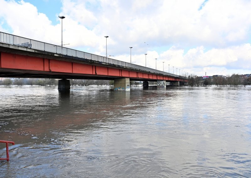 Posljedice obilnih oborina: Sava u Zagrebu ponovno se izlila iz korita