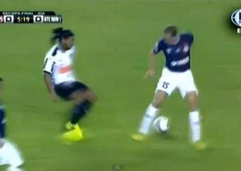 'Debeli' Ronaldinho još uvijek izluđuje braniče!