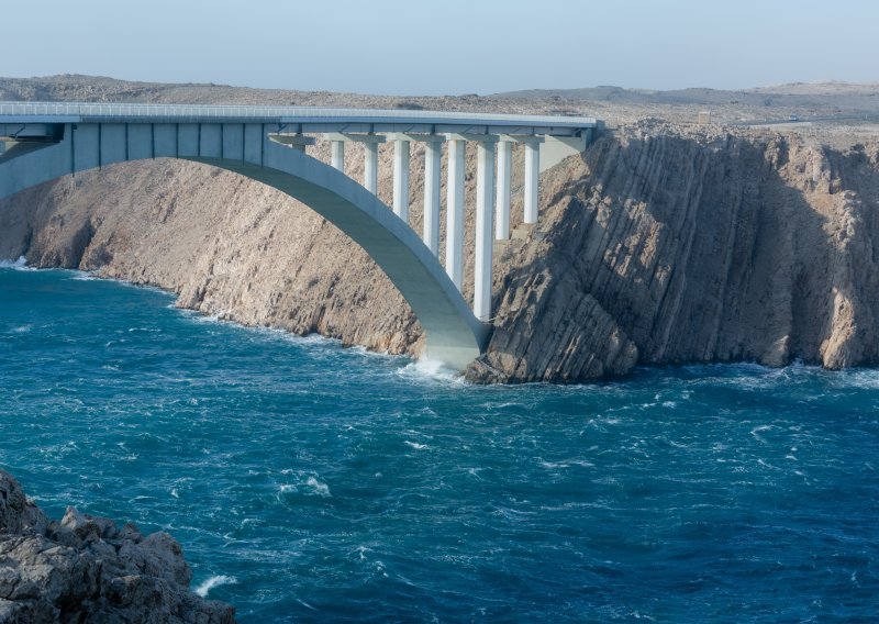 Kod Paškog mosta nestao ribar, traži ga i vojni avion