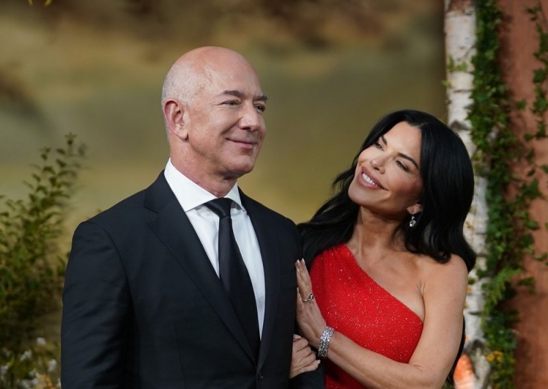 Jeff Bezos i njegova draga iznenadili ponašanjem u poznatom restoranu